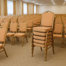 Konferenční židle s hnědým čalouněním a zlatým rámem.