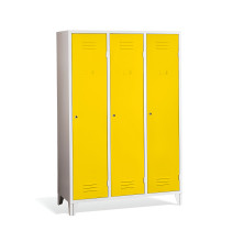 3-dverová šatňová skriňa s prepážkou a nožičkami