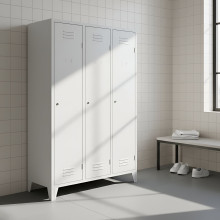 3-dveřová šatní skříň s přepážkou a nožičkami