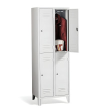 4-dveřová šatní skříň s krátkými dveřmi a nožičkami