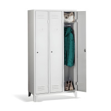 3-dveřová šatní skříň s dlouhými dveřmi a nožičkami