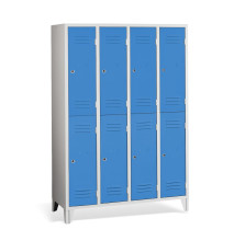 8-dveřová šatní skříň s krátkými dveřmi a nožičkami