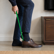 #27 SHOEHORN GN – Veľký kovový obuvák, zelený
