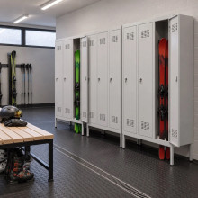 3dveřová šatní skříň s vysokým podstavcem pro lyžaře