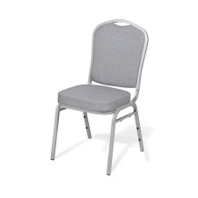 Konferenční židle s šedým čalouněním a stříbrným rámem.