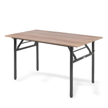 Skládací stůl s kovovou konstrukcí a laminátovou deskou.