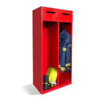 Hasičská skříň se skříňkami a velkým hákem.