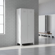 2-dveřová šatní skříň s propážkou a nožičkami