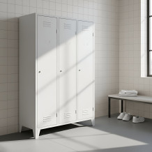 3-dveřová šatní skříň s přepážkou a nožičkami