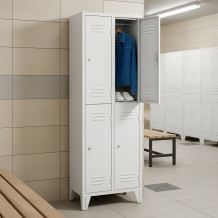 4-dveřová šatní skříň s krátkými dveřmi a nožičkami