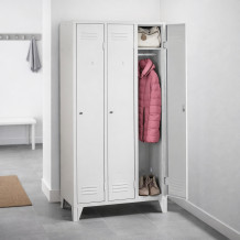 3-dveřová šatní skříň s dlouhými dveřmi a nožičkami