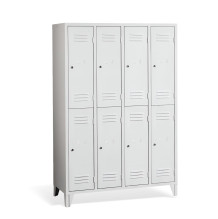 8-dveřová šatní skříň s krátkými dveřmi a nožičkami