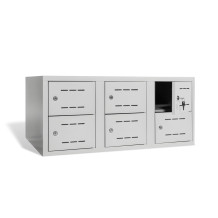 Šestidveřový botník.