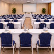 Konferenční čalouněná židle modré barvy.