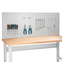 Perforovaný panel k pracovním stolům včetně spojovacích držáků, 1500 mm