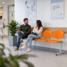 4-místná sedací lavice s kovovou konstrukcí.