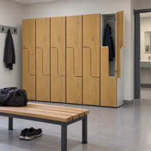 2dveřová dřevěná šatní skříň s dveřmi typu Z, na kluzácích