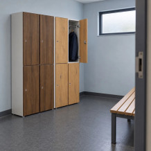 4dveřová dřevěná šatní skříň s krátkými dveřmi, na kluzácích