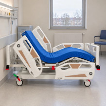 Elektrické lůžko pro intenzivní a standardní péči se 4 sloupovými motory